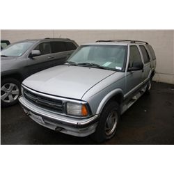 1996 CHEVROLET BLAZER LT VIN 1GNDT13W7T2206284