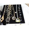 Image 3 : 25+ ASSORTED NECKLACES
