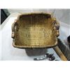 Image 2 : NICE BASKET WITH BRUSHES AND ASSORTED TOOLS