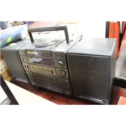 COMPACT CD BOOMBOX
