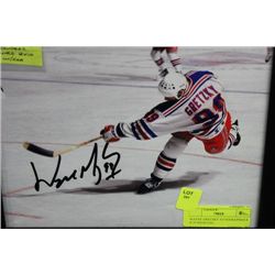 WAYNE GRETZKY AUTOGRAPHED 8 X 10 WITH COA