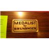 Image 7 : Brunswick medalist professional 4 1/2 x 9 ft slate regulation 8 ball/9 ball table with ball return. 