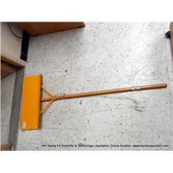 YO-HO SNOW SHOVEL