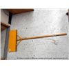 Image 1 : YO-HO SNOW SHOVEL