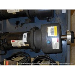 DAYTON 1F800 MOTOR W/ 22933 SPEED REDUCER W/ DAYTON DC SPEED CONTROL