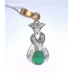 2.640g Pendant Made in 18kt 2.468g Gold, 0.30 Ctw Diamond, 0.56 Ctw Emerald