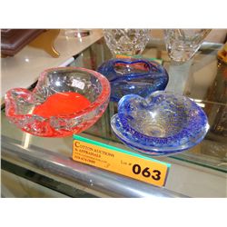 3 Vintage art glass ashtrays