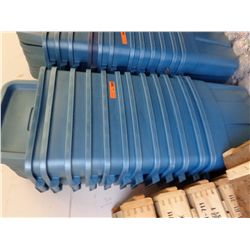 12 Rubbermaid totes