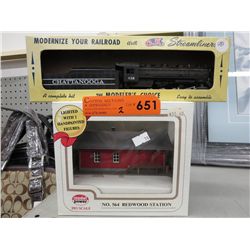 2 HO scale train model components