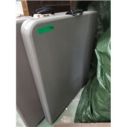 Folding resin table