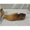 Image 3 : LOT 5 VINTAGE WOODEN SHOE STRETCHERS
