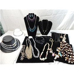 LOT 18 ASSORTED NECKLACES