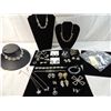 Image 1 : LOT 30 ASSORTED RHINESTONE JEWELRY