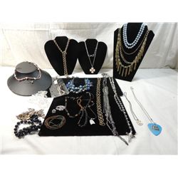 LOT 23 ASSORTED NECKLACES