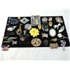 Image 1 : LOT 30 ASSORTED BROACHES & DECORATIVE PINS