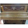 Image 5 : ANTIQUE SCHUMANN #10591 QTR SAW OAK UPRIGHT PIANO