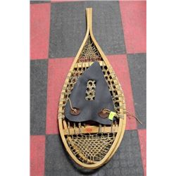 PAIR OF VINTAGE SNOW SHOES ON CHOICE