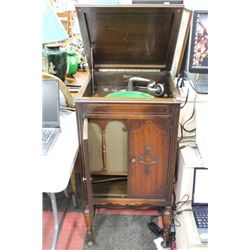 VINTAGE "MASON & RISCH" GRAMOPHONE