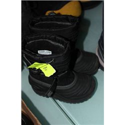 PAIR OF CHILDRENS SOREL SIZE 7 WINTER BOOTS