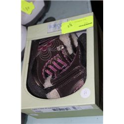 PAIR OF GIRLS FLOWER SHOES