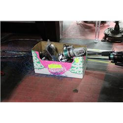BUNDLE OF FISHING RODS/BOX OF REELS/FISHING NET