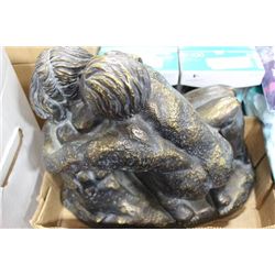 SHOWHOME LOVING COUPLE STATUE