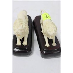 SET OF CHINESE LION DECORATIVE FIGURES