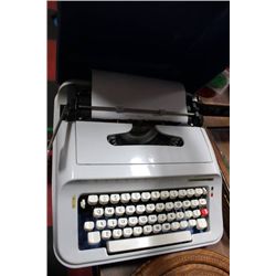 OLIVETTI UNDERWOOD 378 PORTABLE TYPEWRITER
