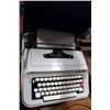 Image 1 : OLIVETTI UNDERWOOD 378 PORTABLE TYPEWRITER