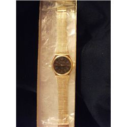 VOGUE QUARTZ WATCH WITH GOLD COLOR BRACELET