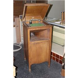 Pathe Wind up Victrola plays 78s