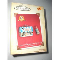 2004 *RARE* HALLMARK KEEPSAKE ORNAMENT-SET OF 2-NEW IN THE BOX *LOONEY TUNES-LUNCH WAGON FOR PORKY P