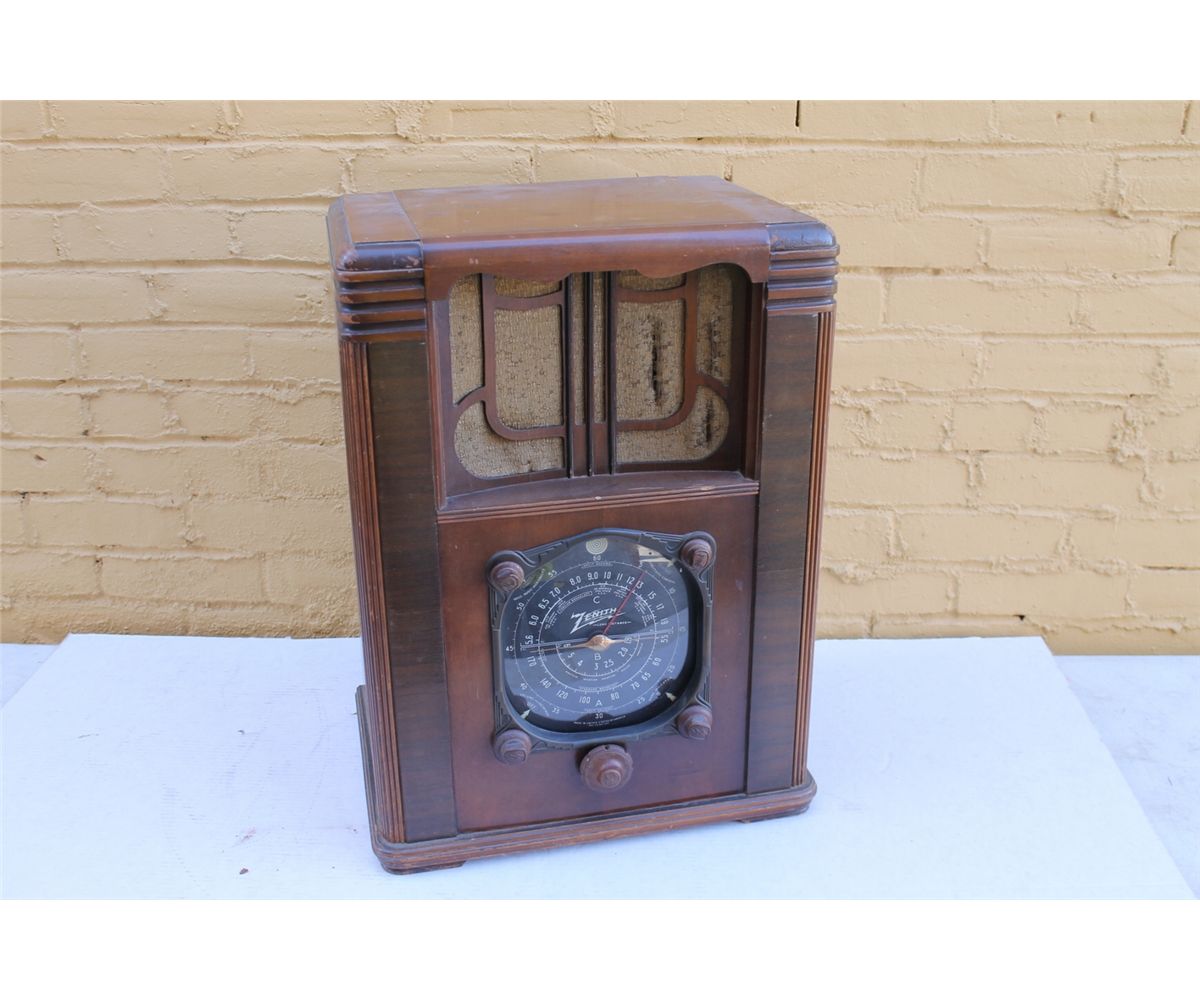Wooden Zenith Tombstone Black Dial Radio w/Z Wooden Knobs