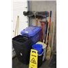 Image 1 : LOT OF ASSORTED JANITORIAL SUPPLIES