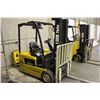 Image 2 : YALE 3700 LB 3 STAGE ELECTRIC FORKLIFT WITH CHARGER