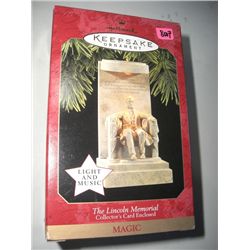 1997 HALLMARK KEEPSAKE ORNAMENT-NEW IN THE BOX/LIGHT & MUSIC *LINCOLN MEMORIAL W/COLLECTOR CARD* ORI