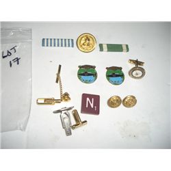 ASSORTED US NAVY RIBBONS/PINS & BUTTONS *INCLUDES COMSUBPAC* SOME ITEMS ARE BROKE!! GENTLEMANS FAMIL