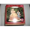 Image 1 : 1998 HALLMARK KEEPSAKE ORNAMENT & DISPLAY-NEW IN THE BOX *WIZARD OF OZ-DOROTHY AND GLINDA-THE GOOD W