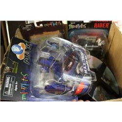 BOX OF MINIMATES AND DECORATIVE KITTEN PLATES