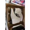 Image 1 : WOMENS ICE SKATES SZ 6