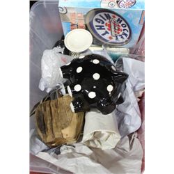 BOX OF SHOWHOME MISC ORNAMENTS ETC