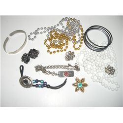 BAG OF ASSORTED VINTAGE JEWELRY INCLUDING BAGEL BRACELETS/VINTAGE EARRINGS AND MORE!!