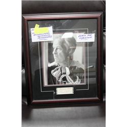 GORDIE HOWE/ COLLEEN HOWE SIGNED PICTURE
