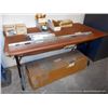 Image 1 : FOLDING TABLE