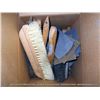 Image 1 : BOX: MISCELLANEOUS DUST BROOMS