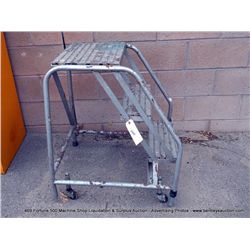 3-STEP ROLLING STEP LADDER
