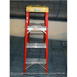 BAUER 4' STEP LADDER