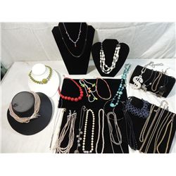 LOT 29 ASSORTED NECKLACES