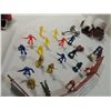 Image 3 : VINTAGE PLASTIC COWBOY & INDIAN TOY LOT