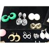 Image 2 : LOT 37 ASSORTED PIERCED EARRINGS